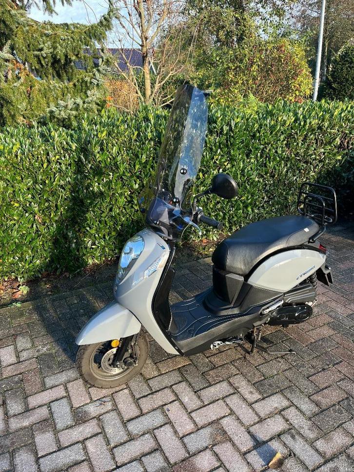 Scooter SYM Mio 50i Premium (geel kenteken 2023), Fietsen en Brommers, Scooters | Piaggio, Zo goed als nieuw, Overige modellen