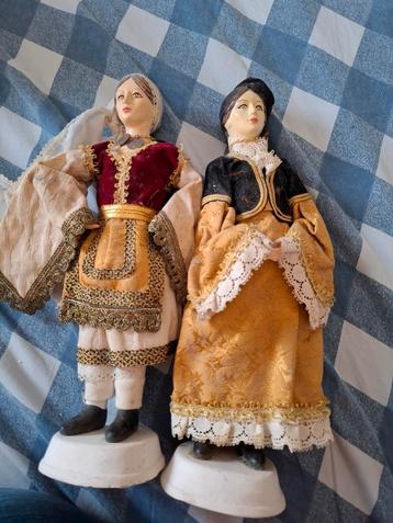 2x griekse porseleinen poppen beschikbaar voor biedingen