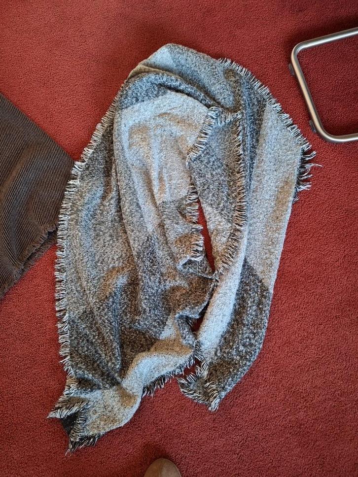 Sjaal Set: 2 Sjaals, Stola & ronde das, Kleding | Dames, Truien en Vesten, Zo goed als nieuw, Maat 46/48 (XL) of groter, Grijs