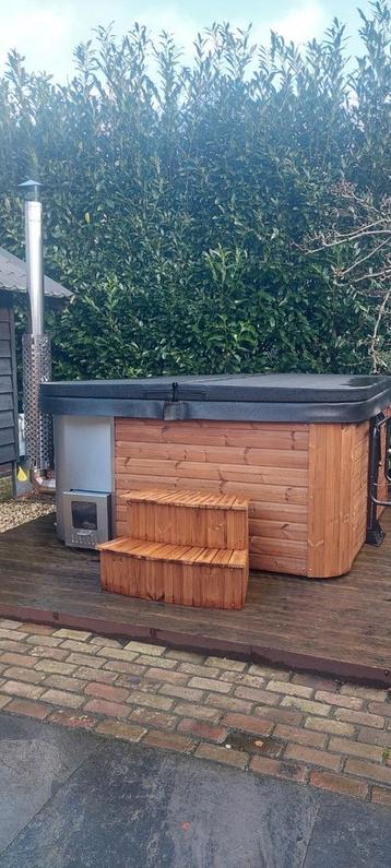 Square hottub/ 3 kw/ houtgestookt beschikbaar voor biedingen