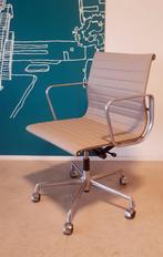 Vitra Eames EA117 leer +++ UNIEK & CHIQUE, Huis en Inrichting, Bureaustoelen, Ophalen, Zo goed als nieuw, Beige, Bureaustoel