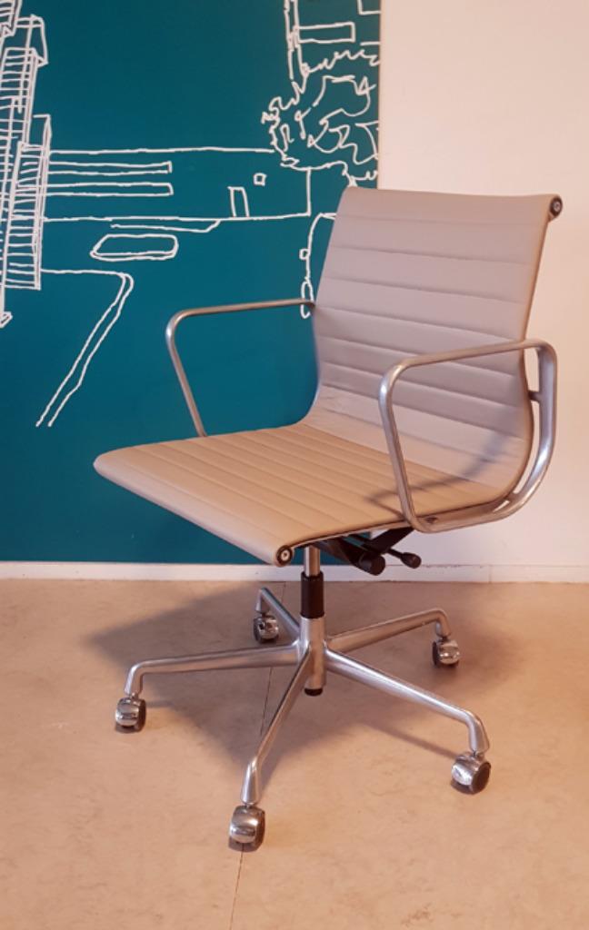 Vitra Eames EA117 leer +++ UNIEK & CHIQUE, Huis en Inrichting, Bureaustoelen, Zo goed als nieuw, Bureaustoel, Beige, Ophalen
