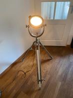 Stoere vintage industriële studiolamp  staande op driepoot, Huis en Inrichting, Lampen | Vloerlampen, Ophalen, Industriele, 100 tot 150 cm