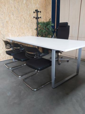 Mooi groot bureau met 0-poot 250 x 100 cm