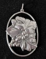 Grote Deense hanger met druiventros en blad van Hugo Grün, Ophalen of Verzenden, Overige materialen, Hanger