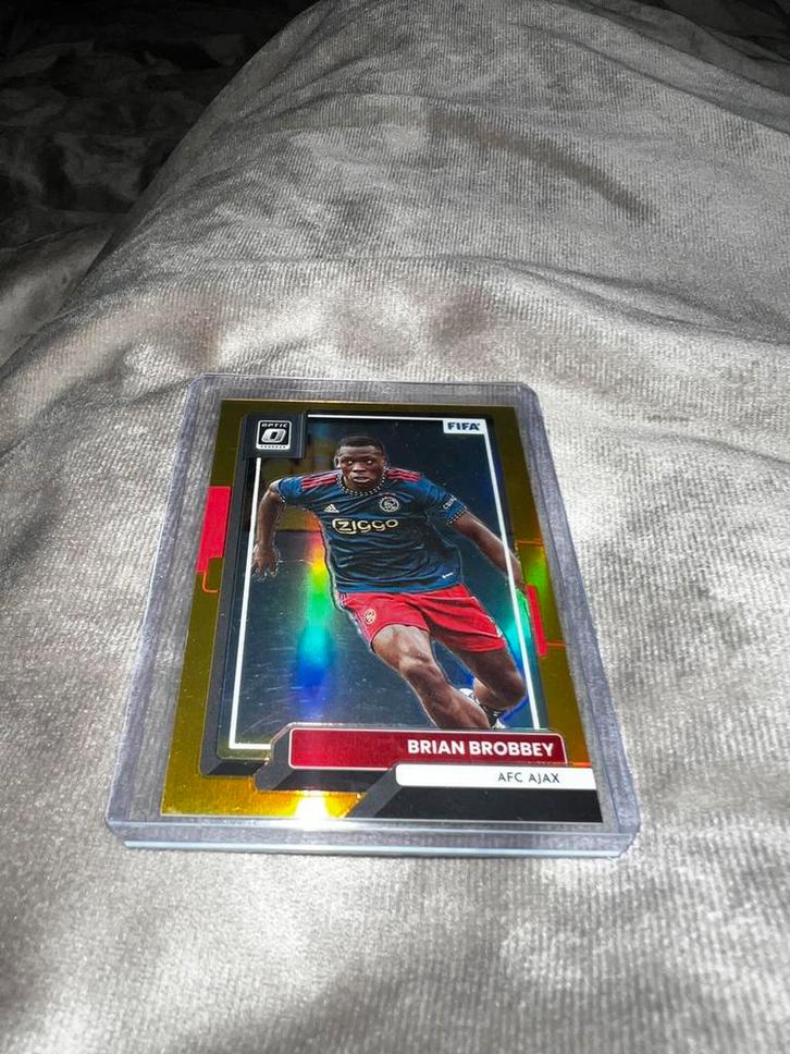 Panini Select 22/23 – Brian Brobbey Gold Optic /10 – Ajax, Verzamelen, Sportartikelen en Voetbal, Nieuw, Poster, Plaatje of Sticker
