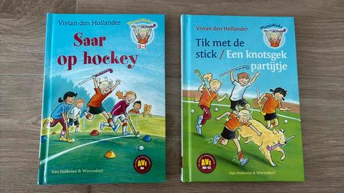 Avi M4-E4. Vivian den Hollander. Ministicks. Saar op hockey., Boeken, Kinderboeken | Jeugd | onder 10 jaar, Zo goed als nieuw