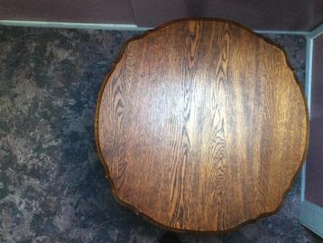 Oude bijzettafel: massief eikenhout beschikbaar voor biedingen