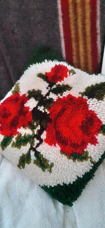 Smyrna hand geknoopt kussen met rozen  groen met rood beschikbaar voor biedingen