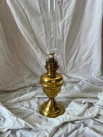 Antieke messing olielamp beschikbaar voor biedingen