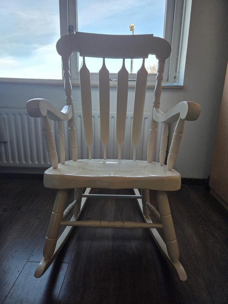Nette witte houten schommelstoel - klassiek model, Huis en Inrichting, Stoelen, Zo goed als nieuw, Eén, Hout, Wit, Ophalen