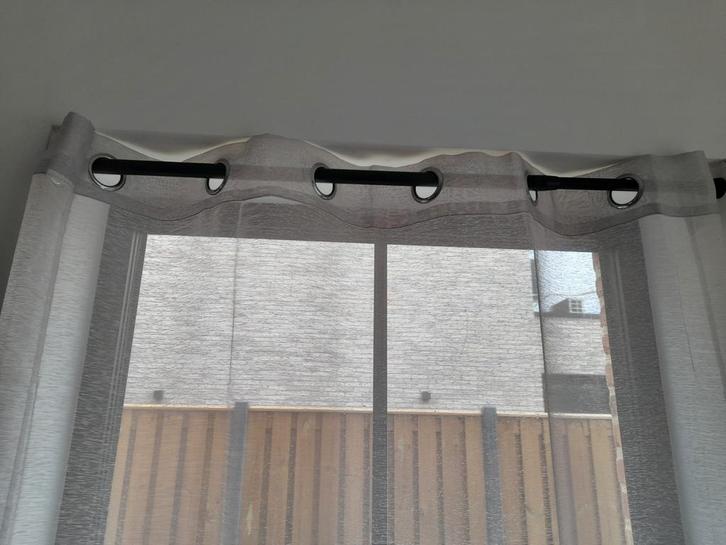 Nieuwstaat 5x vitrage licht grijs gordijn met ringen,+ rail, Huis en Inrichting, Stoffering | Gordijnen en Lamellen, Zo goed als nieuw
