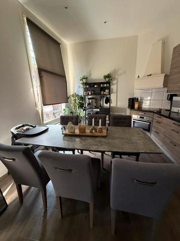 Eettafel met 6 comfortabele stoelen beschikbaar voor biedingen