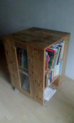 Boekenkast op wielen, oud hout, Huis en Inrichting, Kasten | Boekenkasten, Ophalen, Met deur(en), 50 tot 100 cm, Minder dan 100 cm