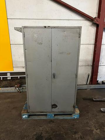 Magazijnkast met 26 uitschuifbare bakjes beschikbaar voor biedingen