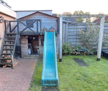 Speelhuisje met glijbaan en schommel beschikbaar voor biedingen