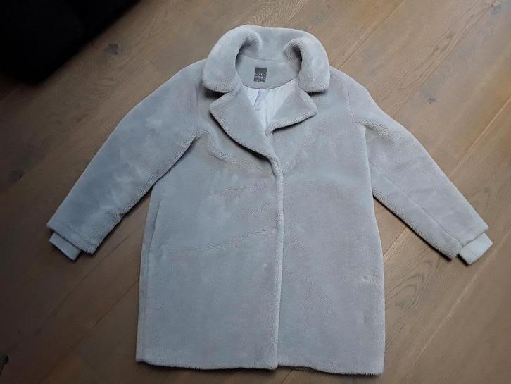 Te koop: Mooi en warm zachtgrijze mantel / lange jas MT: 42, Kleding | Dames, Jassen | Winter, Zo goed als nieuw, Maat 42/44 (L)