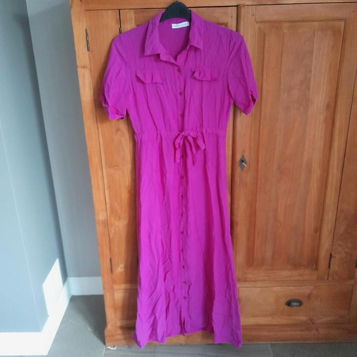 Azzuro Viscose Doorknoop Jurk - Maat S/M, Kleding | Dames, Jurken, Zo goed als nieuw, Maat 38/40 (M), Roze, Onder de knie, Ophalen of Verzenden