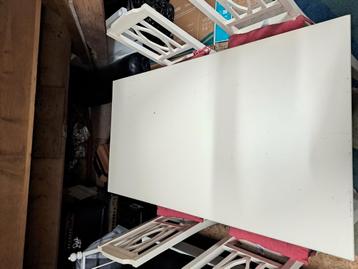Tafel + 4 stoelen  beschikbaar voor biedingen