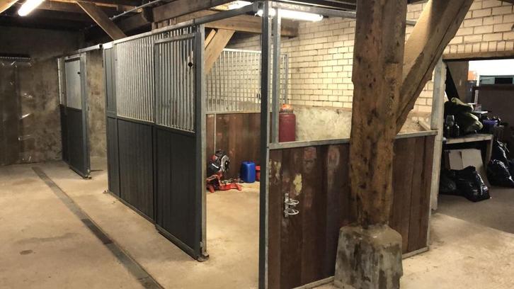 Stal / paardenbox te koop, Dieren en Toebehoren, Stalling en Weidegang, Stalling, Toebehoren, 2 of 3 paarden of pony's