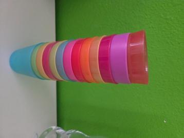 Plastic bekers beschikbaar voor biedingen
