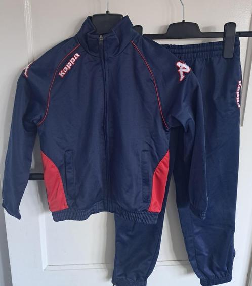 Kappa trainingspak jasje en broek maat 128 blauw met rood, Kinderen en Baby's, Kinderkleding | Maat 128, Zo goed als nieuw, Jongen of Meisje