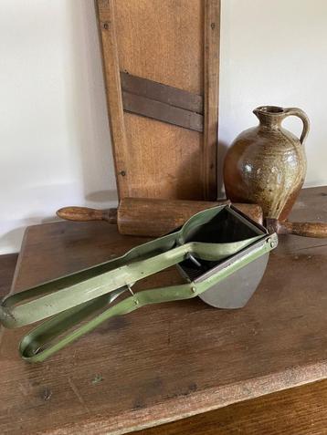 Brocante metalen puree pers in de kleur groen  beschikbaar voor biedingen