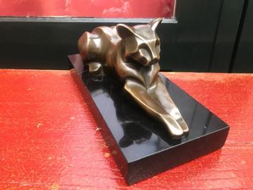 bronzen beeld, rustende kat beschikbaar voor biedingen
