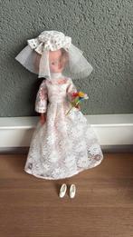 Vintage barbie Fleur trouwjurk hoed schoenen bosje bloemen, Verzamelen, Poppen, Ophalen of Verzenden, Zo goed als nieuw, Kleertjes