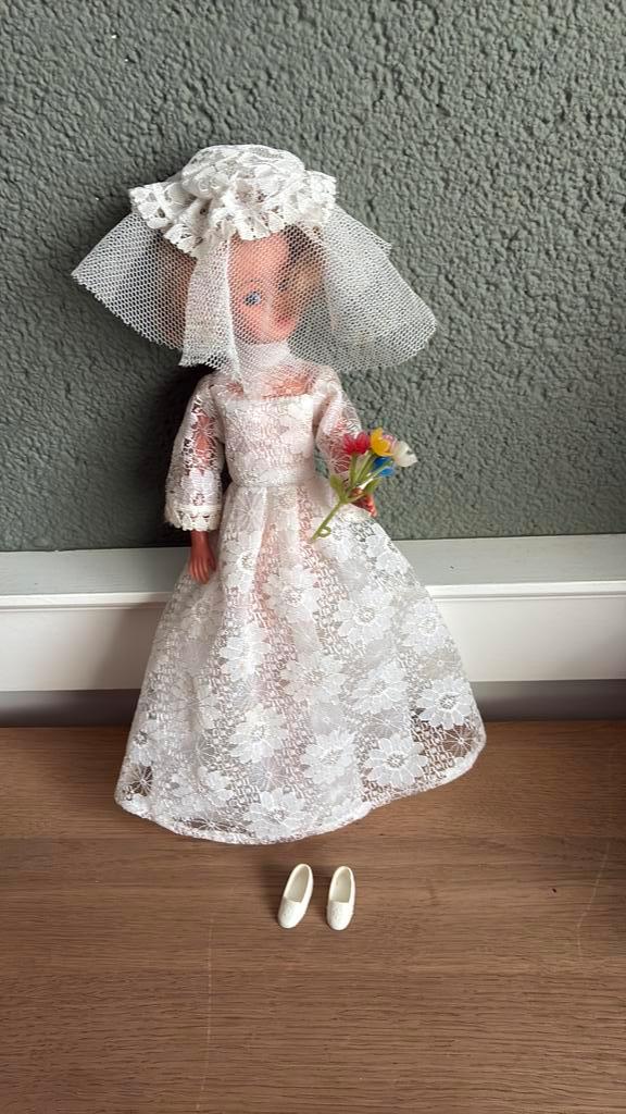 Vintage barbie Fleur trouwjurk hoed schoenen bosje bloemen, Verzamelen, Poppen, Zo goed als nieuw, Kleertjes, Ophalen of Verzenden
