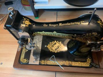 Singer naaimachine in notenhouten box beschikbaar voor biedingen