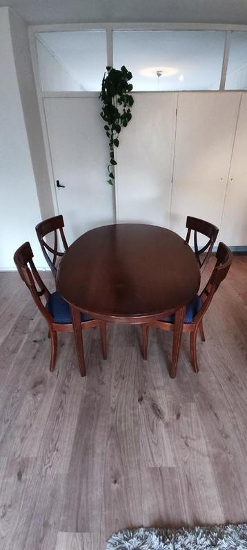 Ovale mahonie eettafel met stoelen beschikbaar voor biedingen
