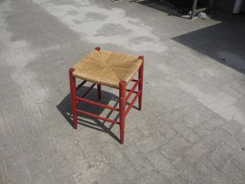 Vintage Papercord rood houten krukje jaren 70 beschikbaar voor biedingen