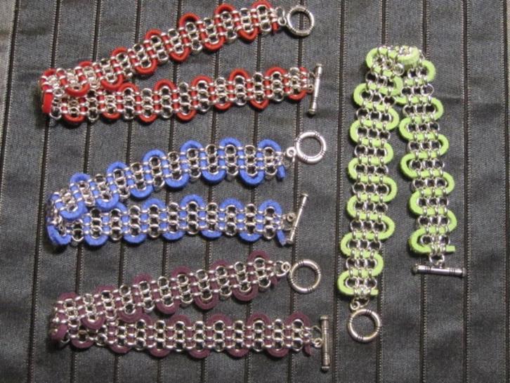 a. Zilverkleurige armband met suède (in 4 òf 2 kleuren), Sieraden, Tassen en Uiterlijk, Armbanden, Nieuw, Overige materialen, Zilver