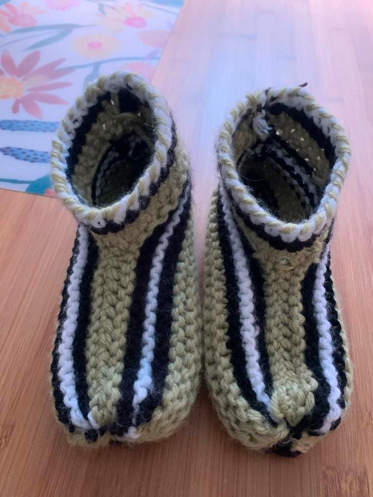 NIEUWE handwerk Gebreide huissloffen Pantoffels maat 32, Kinderen en Baby's, Kinderkleding | Schoenen en Sokken, Nieuw, Jongen of Meisje
