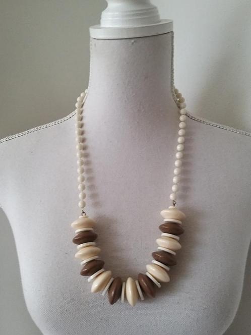 Vintage retro bruin witte kralen schijfjes ketting, Sieraden, Tassen en Uiterlijk, Kettingen, Gebruikt, Kunststof, Bruin, Met hanger