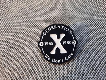 1 leuke pin met de tekst - Generation 1965 X 1980 - te koop beschikbaar voor biedingen
