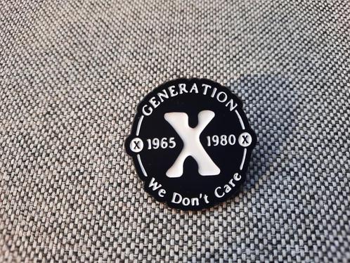 1 leuke pin met de tekst - Generation 1965 X 1980 - te koop, Verzamelen, Speldjes, Pins en Buttons, Nieuw, Speldje of Pin, Overige onderwerpen