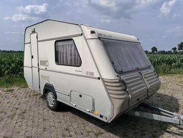 Kip De Luxe 35 EK nette caravan beschikbaar voor biedingen