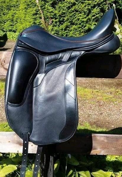 Top dressuurzadel: Bliss of London Paramour Dressage 18 inch, Dieren en Toebehoren, Paarden en Pony's | Zadels, Zo goed als nieuw