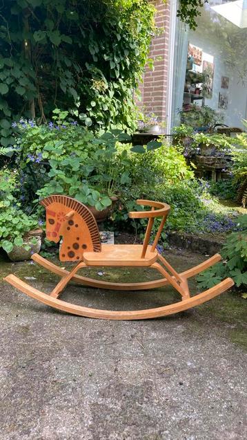 Vintage houten hobbelpaard beschikbaar voor biedingen
