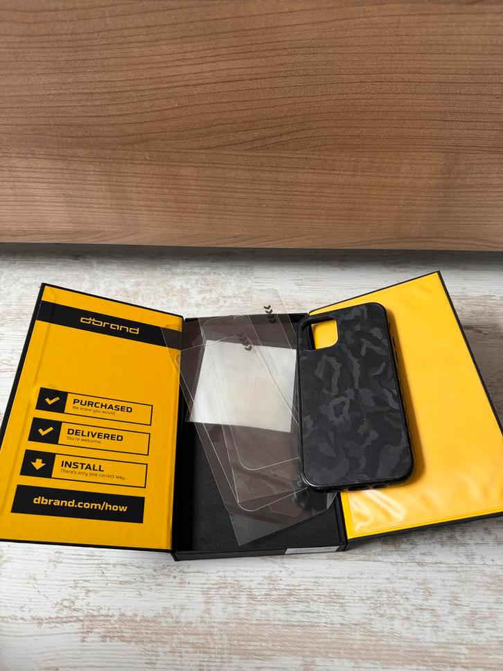 DBRAND iPhone 12 Pro Case + Screenprotectors, Telecommunicatie, Mobiele telefoons | Hoesjes en Frontjes | Apple iPhone, Zo goed als nieuw