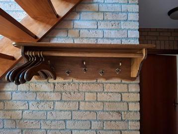 eikenhouten kapstok met enkele kleerhangers  beschikbaar voor biedingen