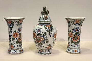 Kasstel Delfts blauw polychrome beschikbaar voor biedingen