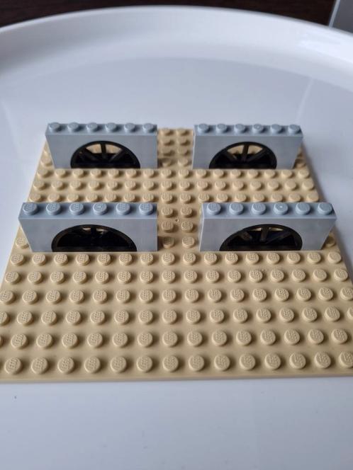 Set van 4 nieuwe lego zwarte halfronde lego raampjes met bij, Kinderen en Baby's, Speelgoed | Duplo en Lego, Nieuw, Lego, Losse stenen