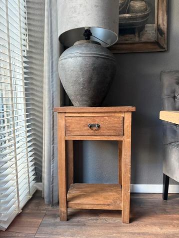 Landelijk sobere houten bijzettafel in perfecte staat beschikbaar voor biedingen