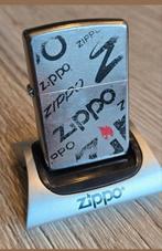 Zippo met logo's van juli 2015., Verzamelen, Rookartikelen, Aanstekers en Luciferdoosjes, Ophalen of Verzenden, Gebruikt