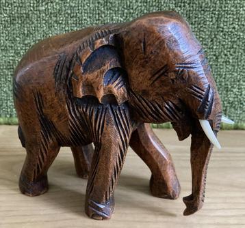 Decoratieve houtsnijwerk olifant met slagtanden