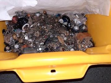 Heel veel,kralen,broches,en van alles om sieraden te maken beschikbaar voor biedingen