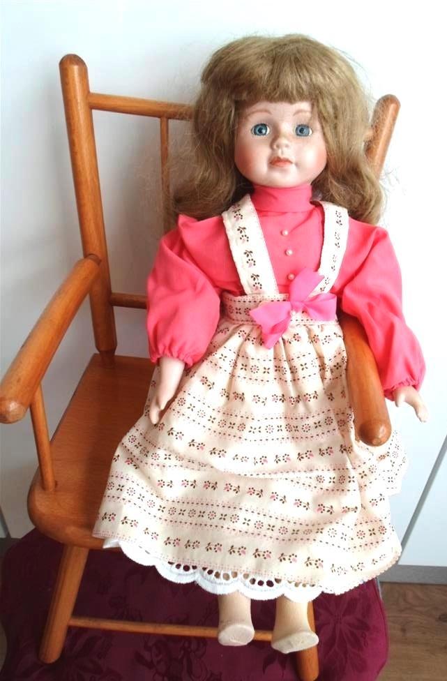 Porseleinen pop. Blond lang haar en blauwe ogen, Verzamelen, Poppen, Zo goed als nieuw, Pop, Ophalen of Verzenden